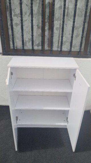 Mueble blanco con puertas