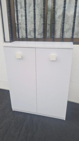 Mueble blanco con puertas