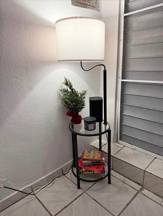 Mesa auxiliar con lámpara