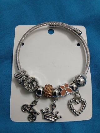 Pulsera con dijes de mariposa, corona y corazón