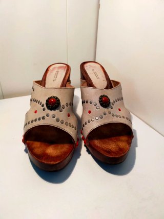 Sandalias de madera con tachuelas