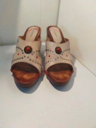 Sandalias de madera con tachuelas