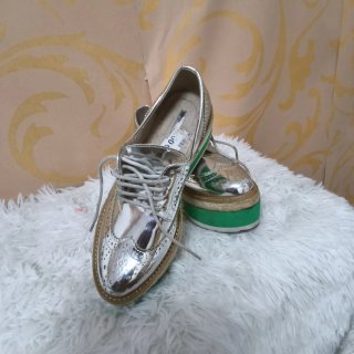 Zapatos plateados con plataforma verde
