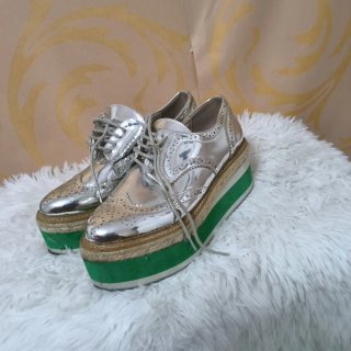 Zapatos plateados con plataforma verde