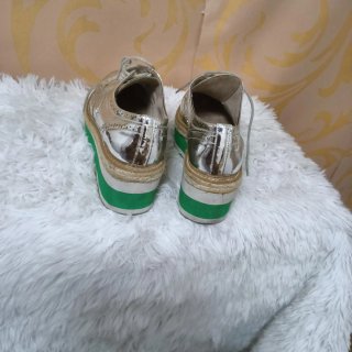 Zapatos plateados con plataforma verde