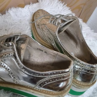 Zapatos plateados con plataforma verde