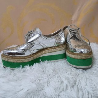 Zapatos plateados con plataforma verde