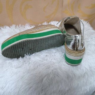 Zapatos plateados con plataforma verde