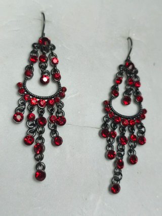 Pendientes largos bohemios con pedrería roja