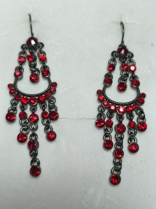 Pendientes largos bohemios con pedrería roja