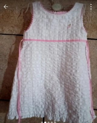 Vestido blanco con detalles rosas