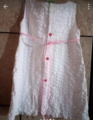 Vestido blanco con detalles rosas