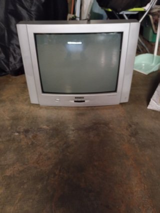 Televisor Gris y Blanco