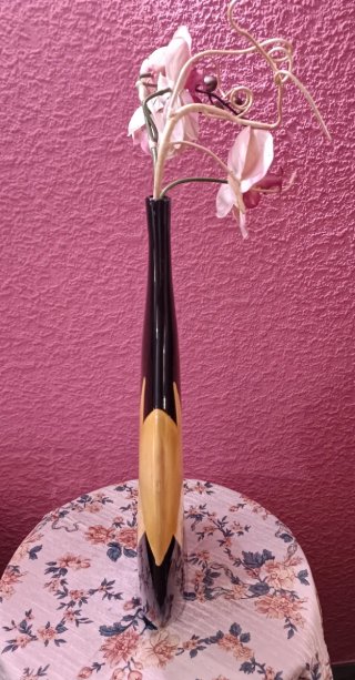 VENDO JARRÓN PLANO NEGRO Y AMARILLO
