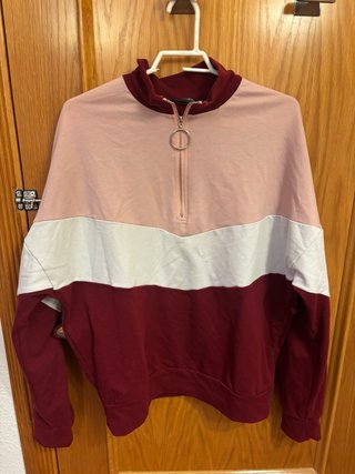 Sudadera corta con cremallera y cuello alto