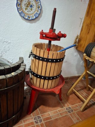 Prensa de vino de madera