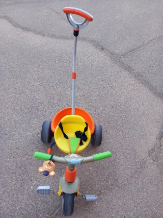 Triciclo infantil naranja y amarillo