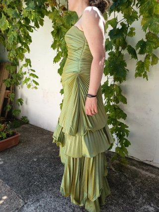 Vestido de fiesta verde plisado