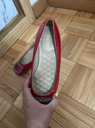 Manoletinas rojas con pedrería.