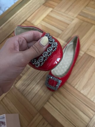Manoletinas rojas con pedrería.