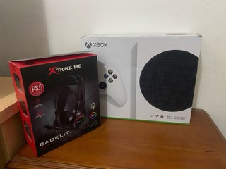 Xbox Series S Blanca + Auriculares Xtrike Me
