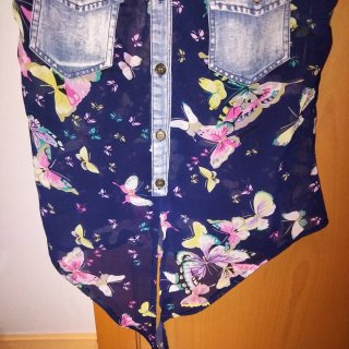 Blusa vaquera sin mangas con estampado de mariposa