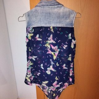 Blusa vaquera sin mangas con estampado de mariposa