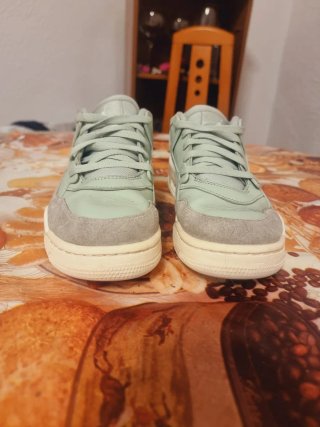 Zapatillas grises y verdes