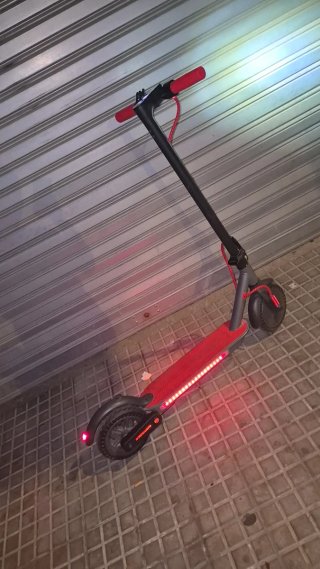 Patinete Eléctrico Rojo y Negro
