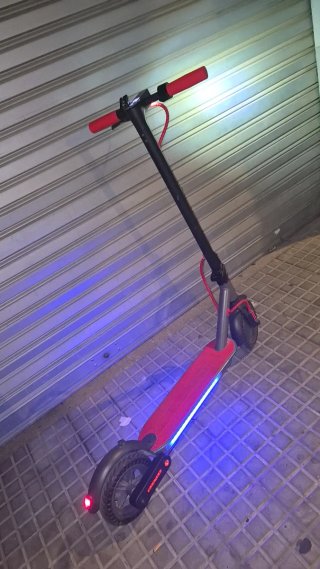 Patinete Eléctrico Rojo y Negro
