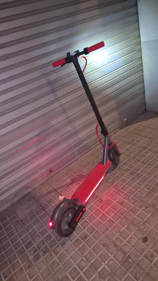 Patinete Eléctrico Rojo y Negro