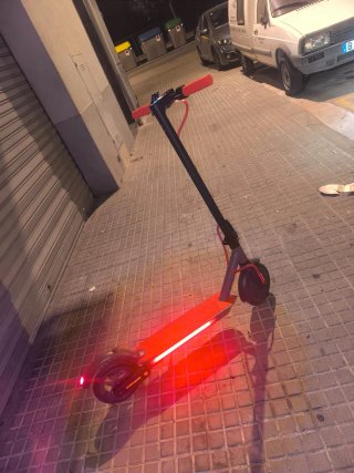 Patinete Eléctrico Rojo y Negro