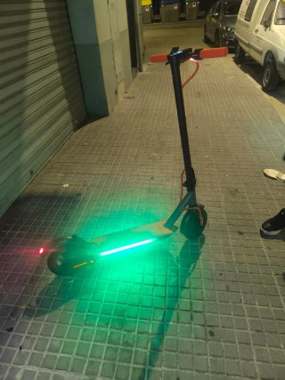 Patinete Eléctrico Rojo y Negro