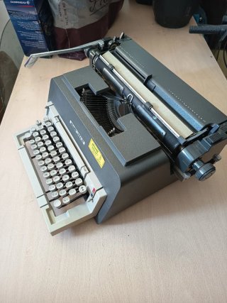 Máquina de escribir Olivetti Línea 98
