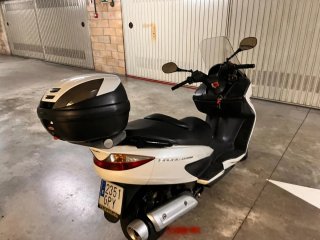 Suzuki Burgman 200 Maxi Scooter