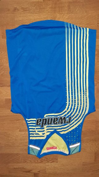 Camiseta atletismo Puma Rwanda azul y amarilla