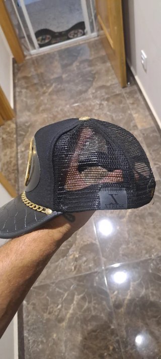Gorra negra con detalles dorados origina.l X trem.