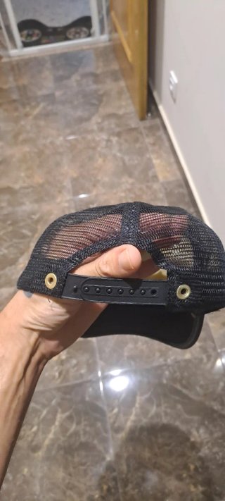 Gorra negra con detalles dorados origina.l X trem.