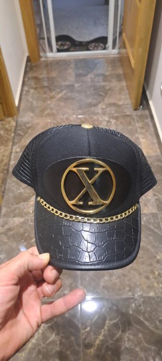 Gorra negra con detalles dorados origina.l X trem.