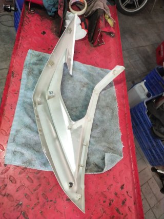 Tapa.Carenado izquierda Voge 525 DSX Plata