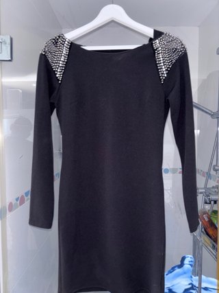 Vestido negro con hombros pedrería
