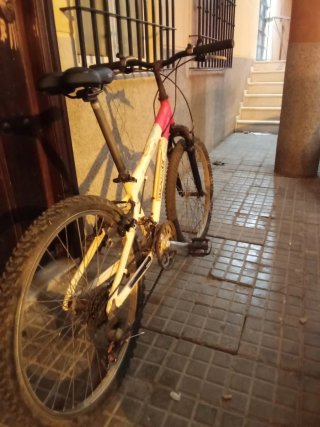 Bicicleta de montaña blanca y roja