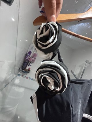 Vestido de baño negro con flor