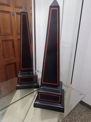 Obeliscos decorativos negros con detalles rojos