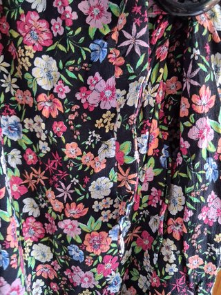 Vestido corto Bershka negro con estampado floral