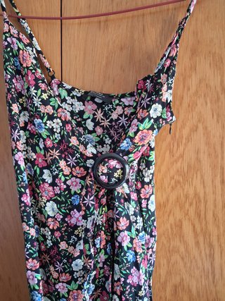 Vestido corto Bershka negro con estampado floral