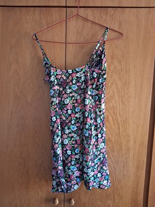 Vestido corto Bershka negro con estampado floral