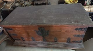 Arcón antiguo de madera con detalles metálicos