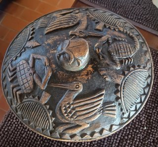 Cuenco de madera tallado