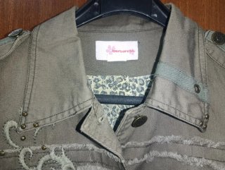 Cazadora verde militar bordada con tachuelas mujer